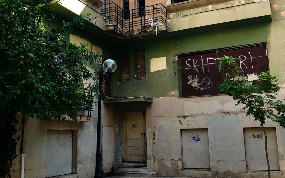 σπίτια-της-κυψέλης-στη-σκιά-του-αγίου-γ-2214321