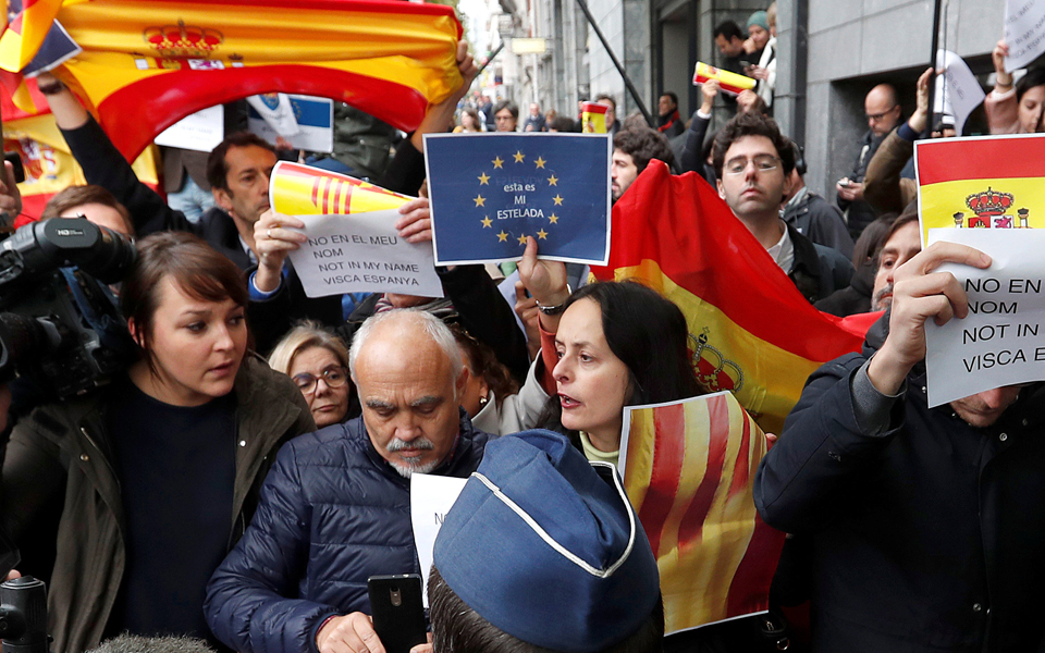 λευκή-σημαία-πουτζντεμόν-στις-βρυξέλ-2215798