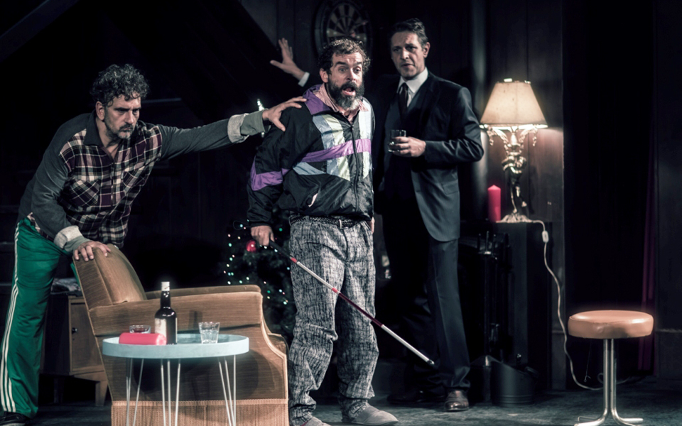 ενας-σκοτεινά-κωμικός-φάρος-στην-αθ-2217371