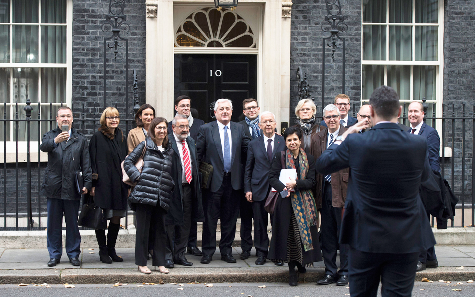 σε-δεινή-θέση-η-τερέζα-μέι-2217824