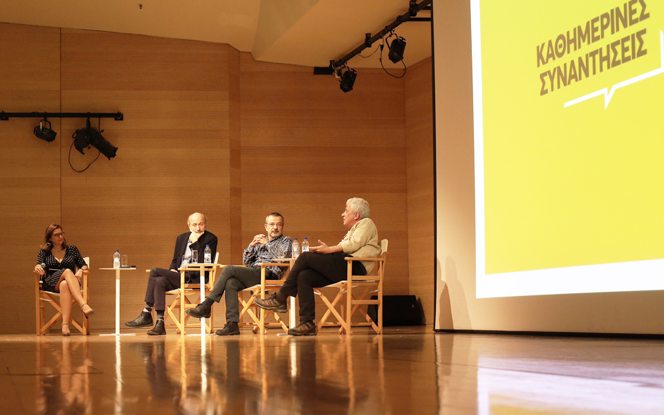 γέλιο-και-συγκίνηση-στη-συνάντηση-των-2218261