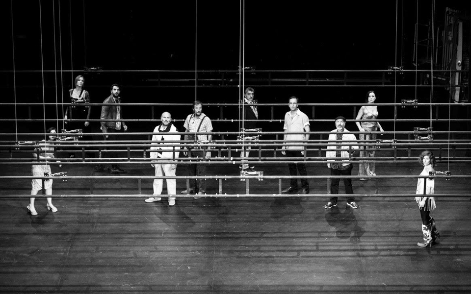 παίζοντας-ανάμεσα-στους-θεατές-2219266