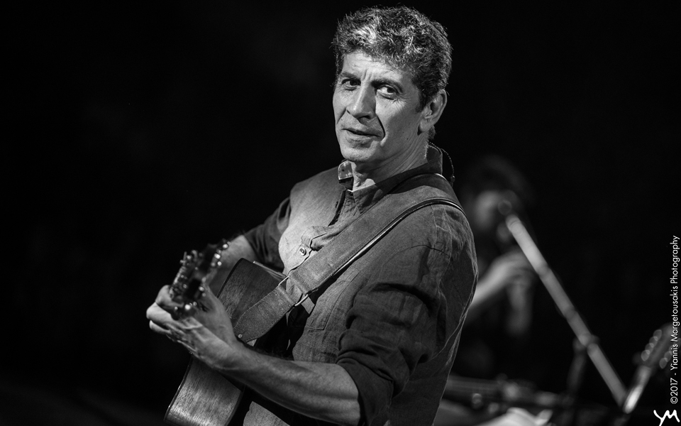 σκηνή-καθιστοί-και-όρθιοι-γίνονται-έν-2219758