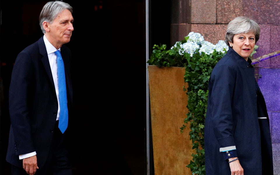 στη-δίνη-του-brexit-στροβιλίζεται-η-μέι-2218749