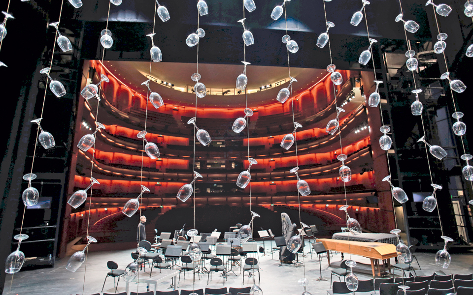 εύθραυστη-γυναίκα-σε-γυάλινη-αυλαία-2216451