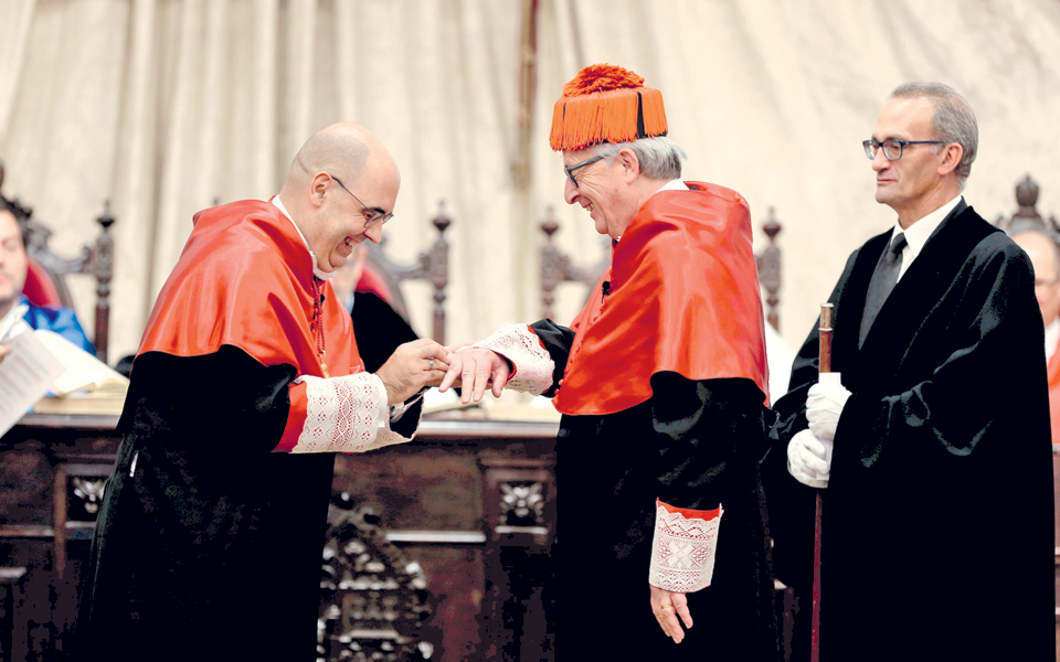 στο-πλευρό-του-ραχόι-ο-γιούνκερ-2217298