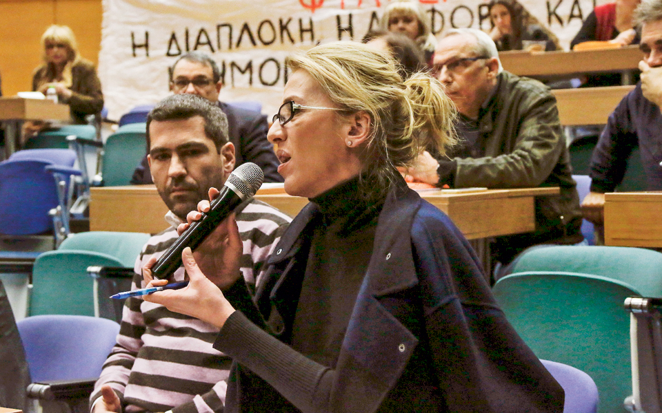 τριακόσιες-χιλιάδες-βλήματα-2220547