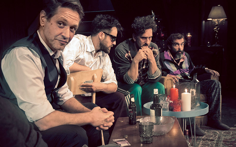 ενας-φάρος-σε-μια-φουρτουνιασμένη-θάλ-2219405