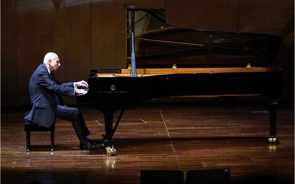 ενας-ώριμος-πιανίστας-σε-έργα-για-ενήλ-2216286