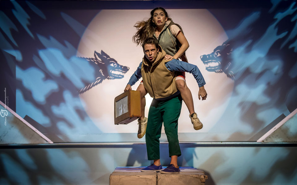 το-αγόρι-με-τη-βαλίτσα-στο-θέατρο-κάπ-2216074