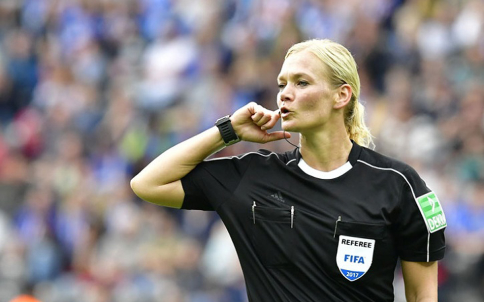 μια-δυναμική-γυναίκα-σπάει-το-άβατο-2220947