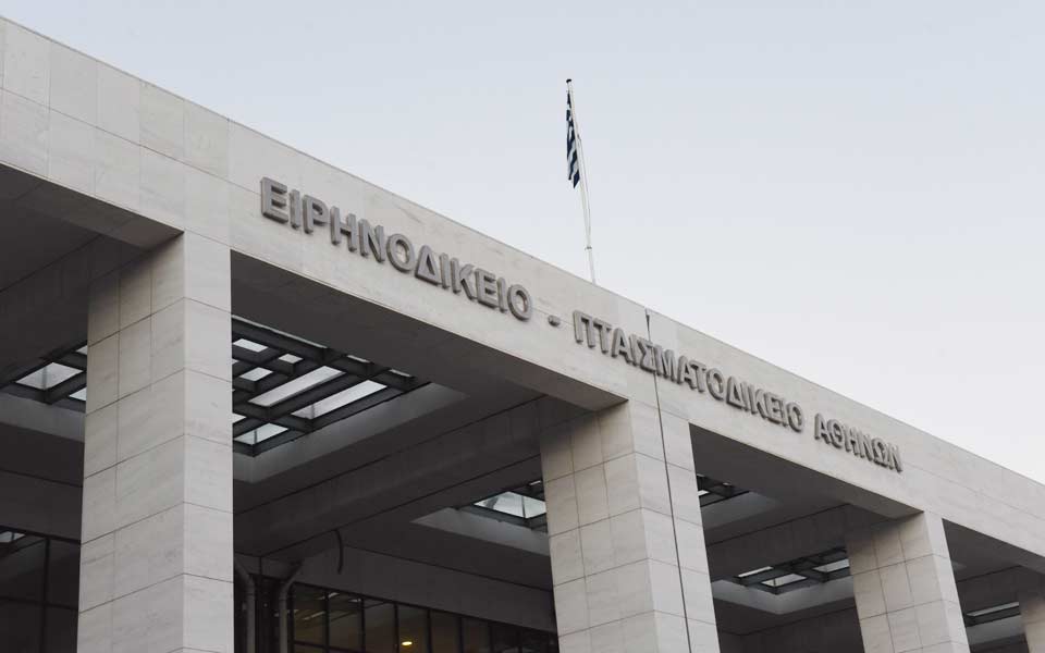 οι-συμβολαιογράφοι-απειλούν-με-αποχή-2223150