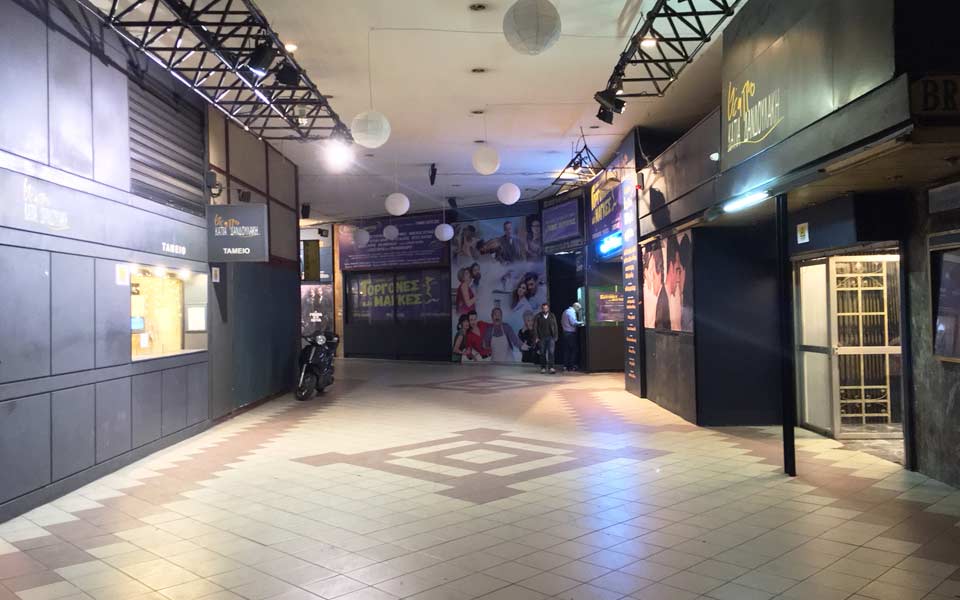 στοά-μπρόντγουαιη-τα-φώτα-ανάβουν-αυτ-2223184