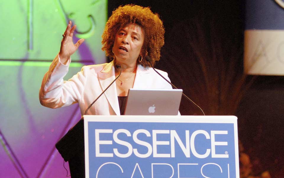 αντζελα-ντέιβις-πανδημία-η-βία-κατά-γυ-2223526