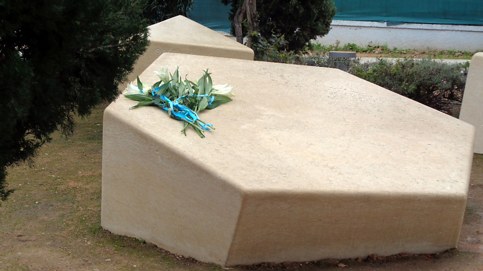 αγνωστοι-βεβήλωσαν-το-μνημείο-του-ολο-2221284