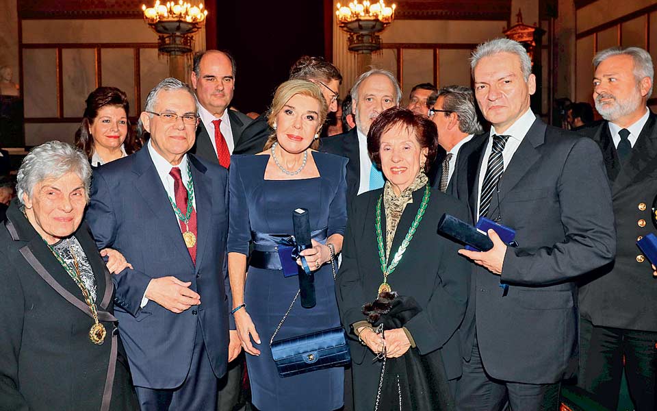 είκοσι-επτά-χρόνια-προσφοράς-χίλιες-κ-2225156