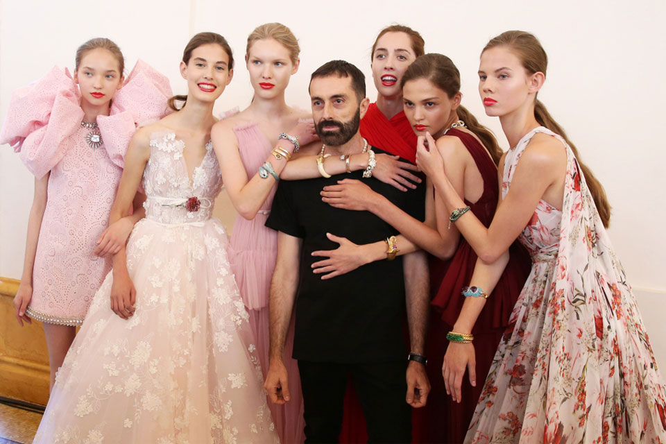 ο-giambattista-valli-υποκύπτει-στο-sportswear-2221005