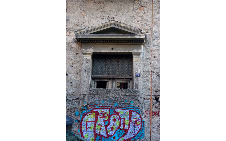 ενα-παλάτσο-με-χτισμένη-πόρτα-στην-οδό-2222117