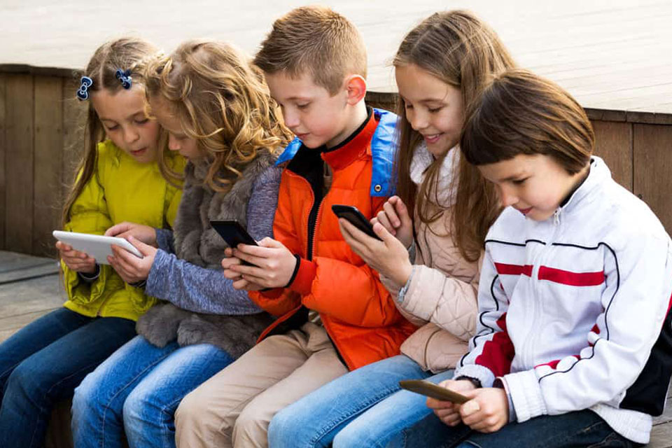 ο-μακρόν-απαγορεύει-τα-κινητά-στα-σχολ-2223027