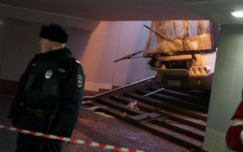 μόσχα-εισβολή-λεωφορείου-σε-σταθμό-2224868