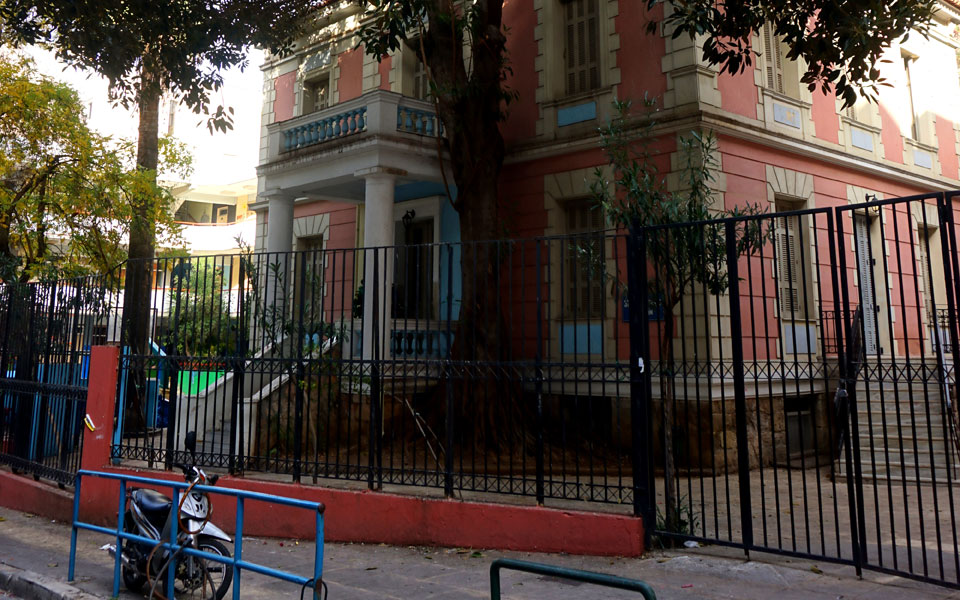 το-παλιό-σχολείο-με-τον-μεγάλο-φίκο-στη-2224313