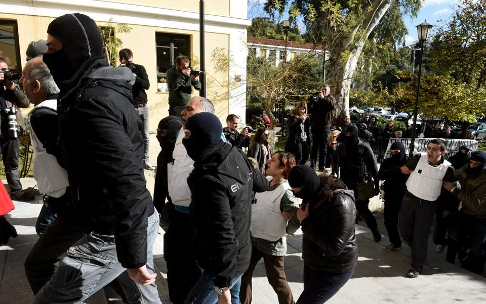 στη-δημοσιότητα-ευρήματα-από-τα-σπίτι-2221019