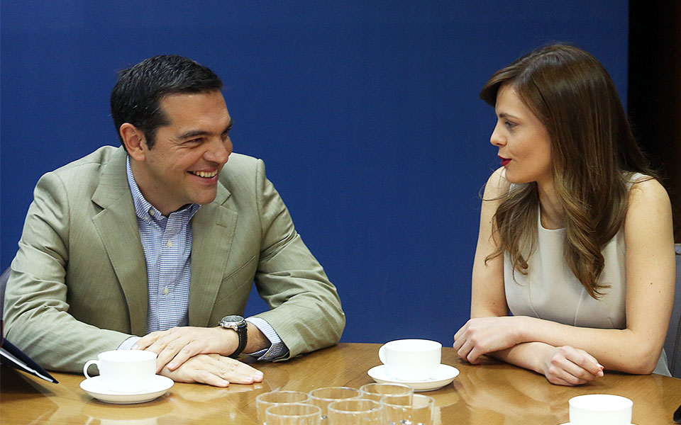 αμηχανία-και-μπρος-πίσω-από-την-κυβ-2221460