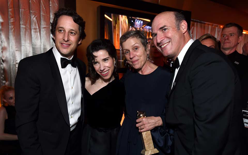 χρυσές-σφαίρες-μαύρα-ρούχα-με-μαύρο-χ-2226556