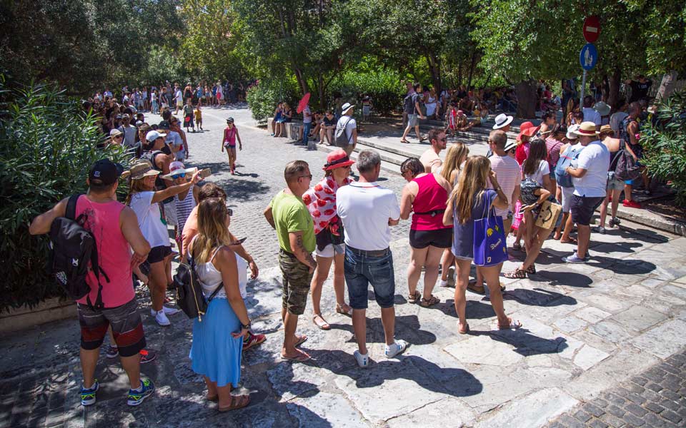 στα-13-δισ-ευρώ-τα-έσοδα-από-τον-τουρισμό-2228297