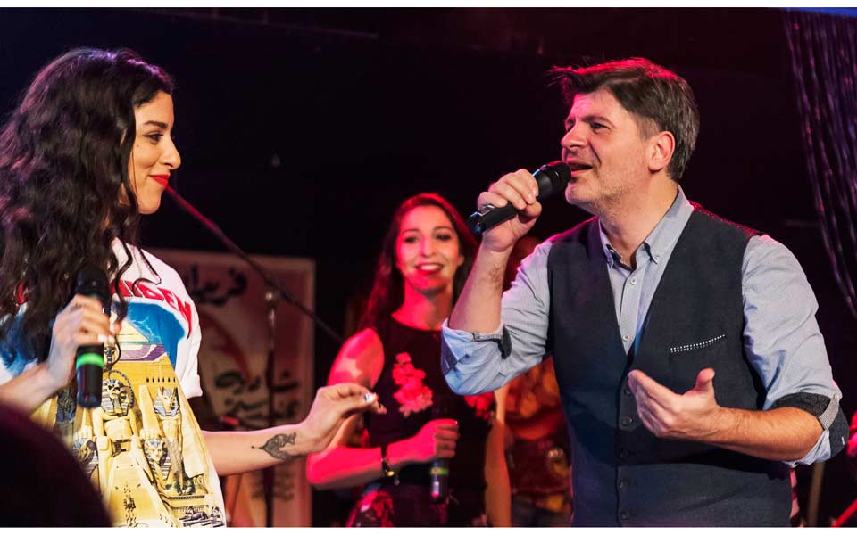 o-φοίβος-σε-ανατολίτικο-παζάρι-γεμάτο-μ-2230665