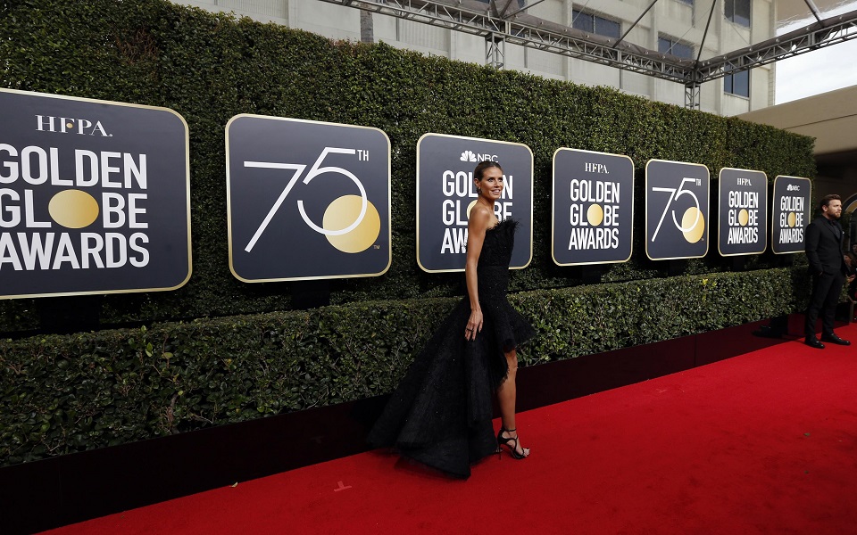 χρυσές-σφαίρες-στα-μαύρα-με-μηνύματ-2226390