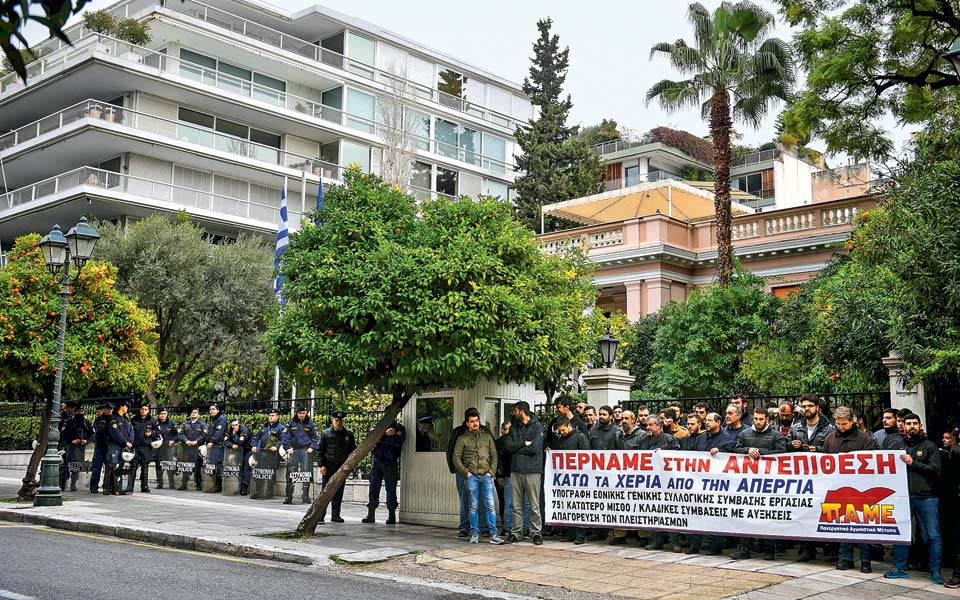 σε-θέση-άμυνας-το-μαξίμου-για-τις-απεργ-2226977