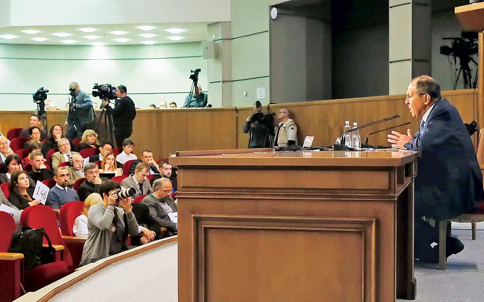 λαβρόφ-η-μεγάλη-πίεση-είναι-στα-σκόπια-2227824