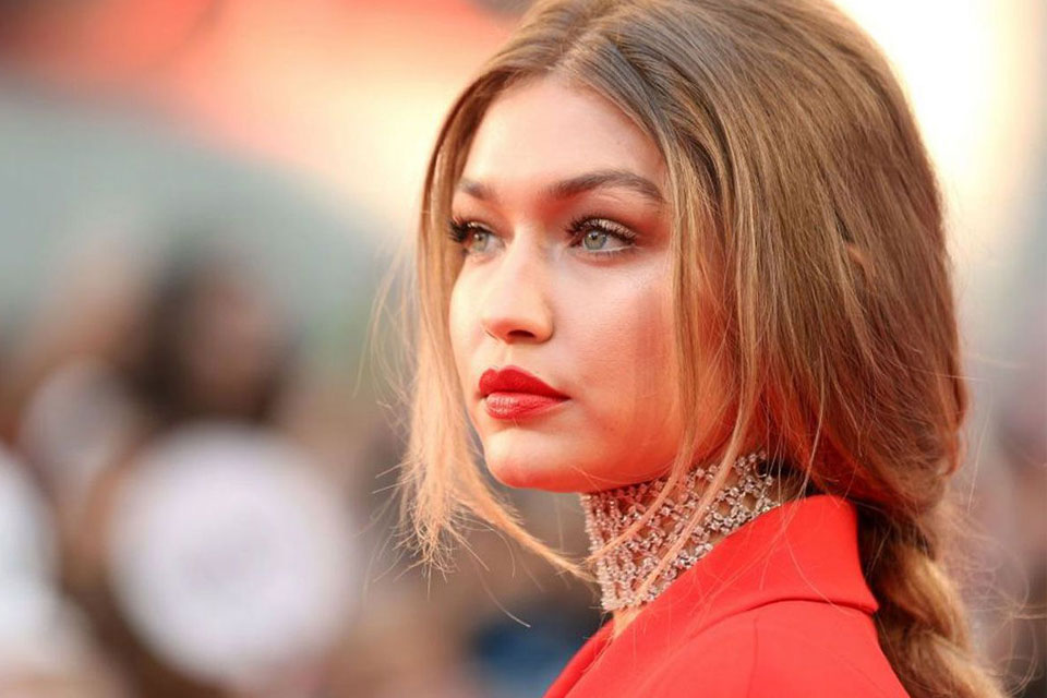 η-gigi-hadid-ζήτησε-3-φορέματα-από-πασίγνωστο-έλ-2226586