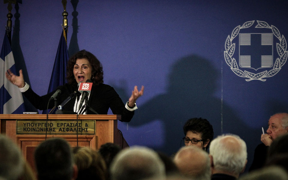 ο-ενβέρ-χότζα-στο-υπουργείο-παιδείας-2226170