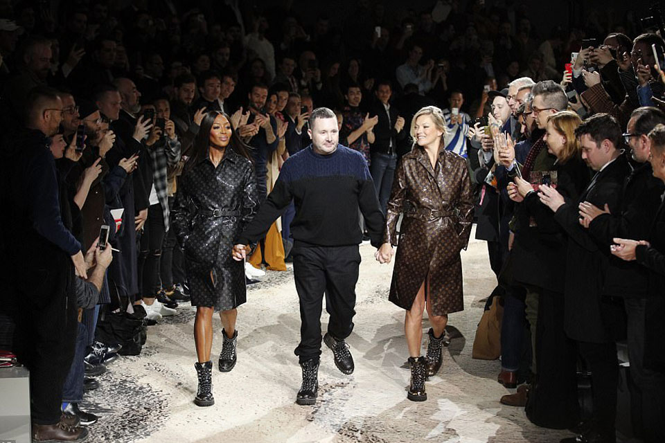 h-kate-moss-και-η-naomi-campbell-επιστρέφουν-στο-catwalk-για-τον-οί-2228499