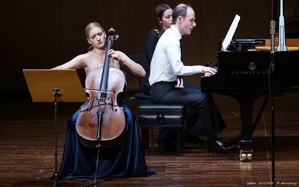 δύο-νέοι-ελληνες-μουσικοί-σε-ενδιαφέρ-2228602