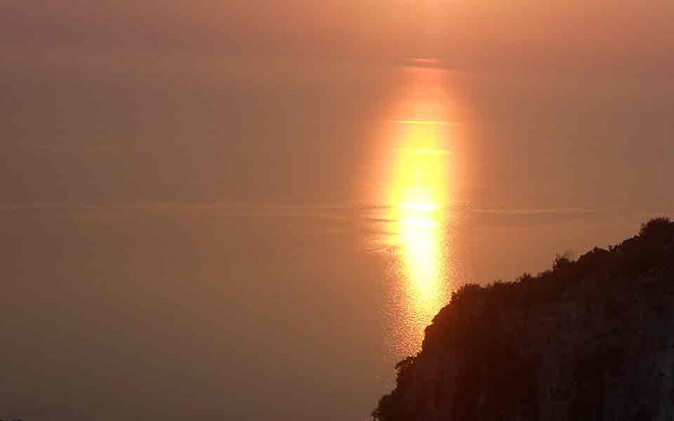 η-σελήνη-φεγγάρι-στη-λαϊκή-κοσμική-αντ-2230557