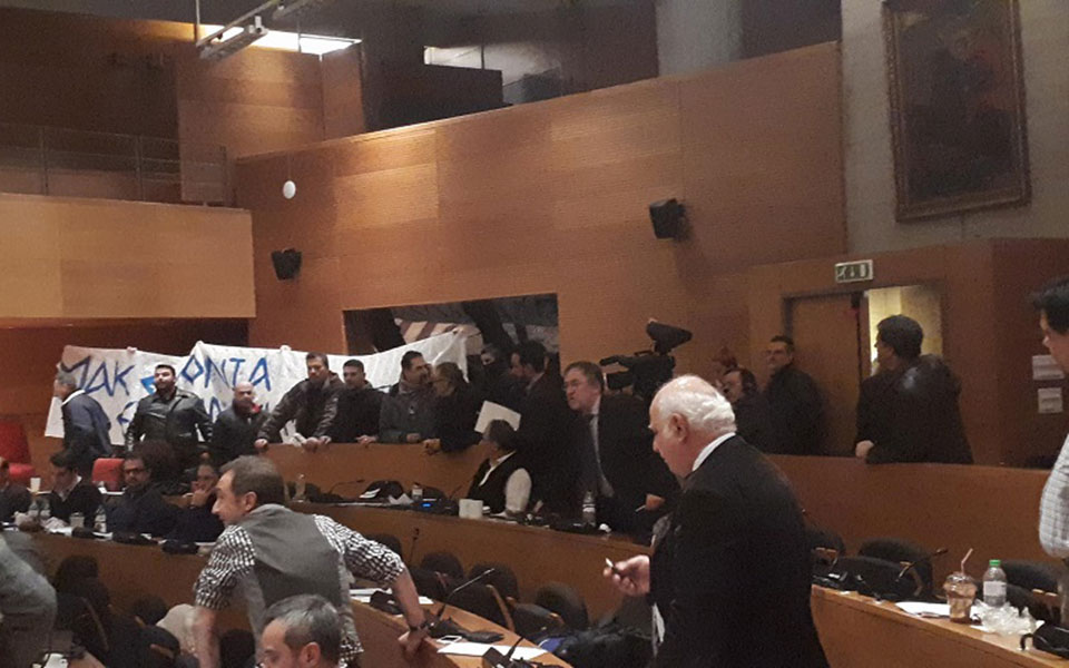εισβολή-χρυσαυγιτών-στο-δημοτικό-συμ-2228004