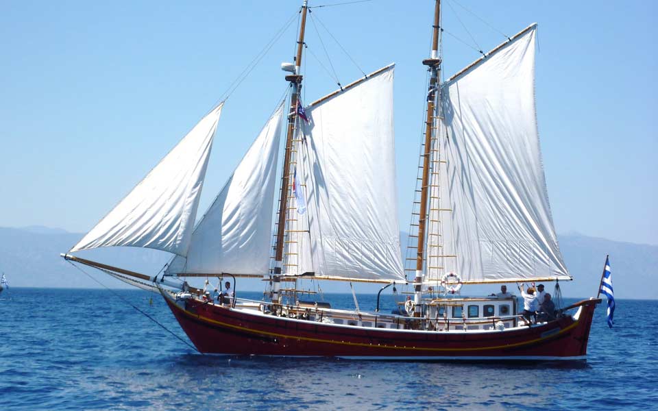 παραδοσιακά-καΐκια-περιμένουν-την-κα-2231863