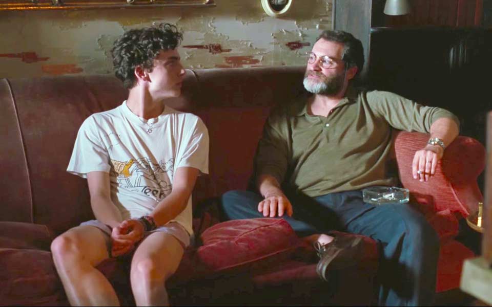 ο-ερωτευμένος-γιος-και-ένας-υπερβολι-2232508