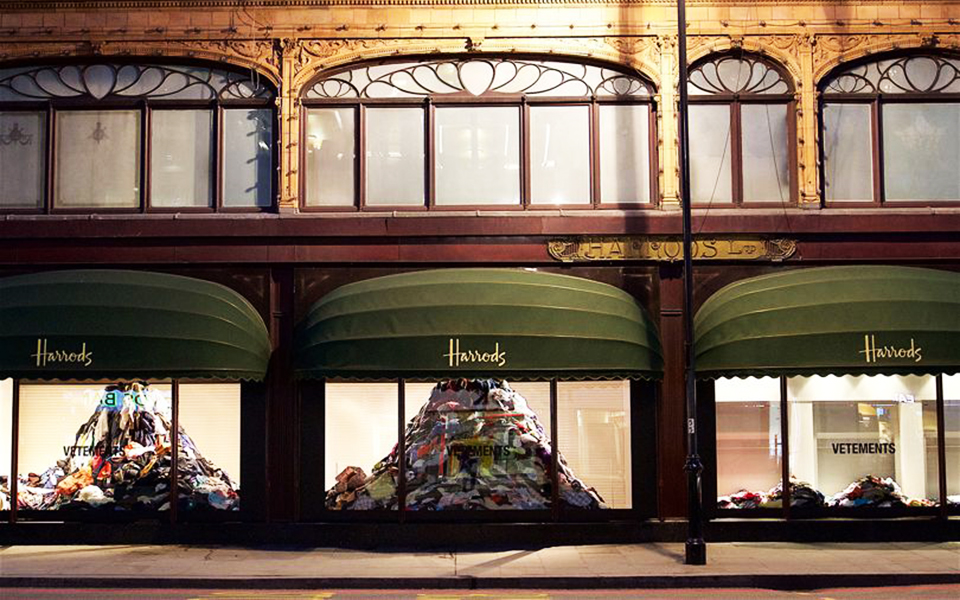 στοίβες-πεταμένων-ρούχων-στις-βιτρίν-2233984