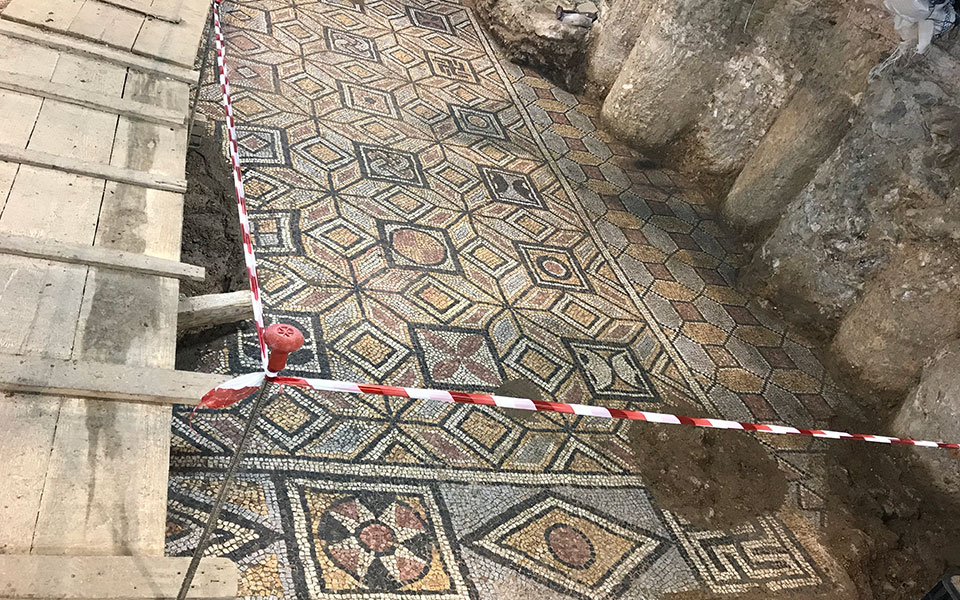 μία-αφροδίτη-και-ένας-ερωτύλος-στην-α-2234838