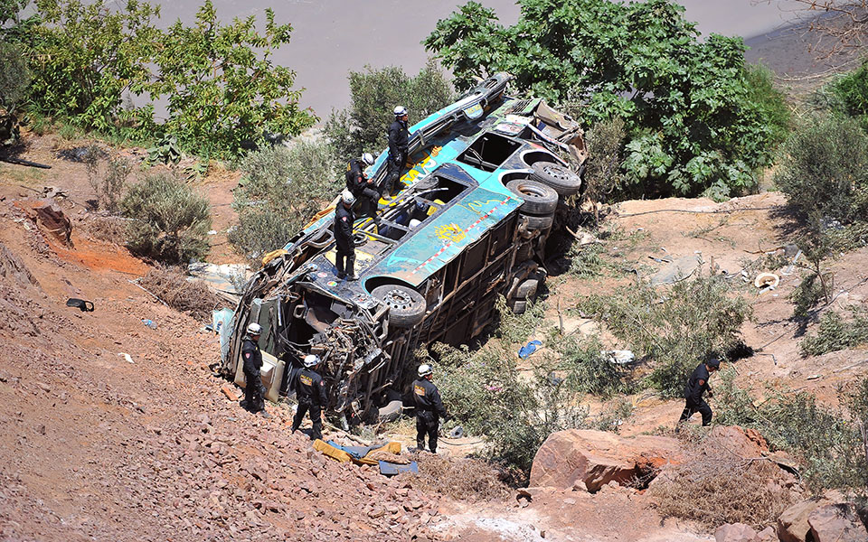 περού-τουλάχιστον-44-νεκροί-σε-τροχαίο-2234767