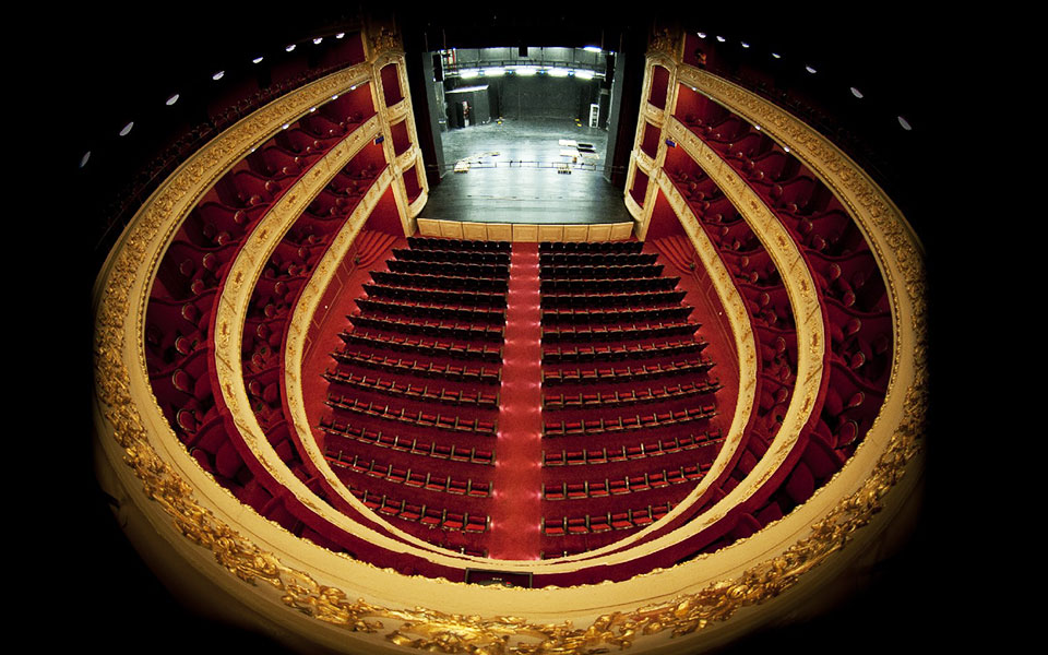 η-έξοδος-του-θεάτρου-στο-κοινό-2235120