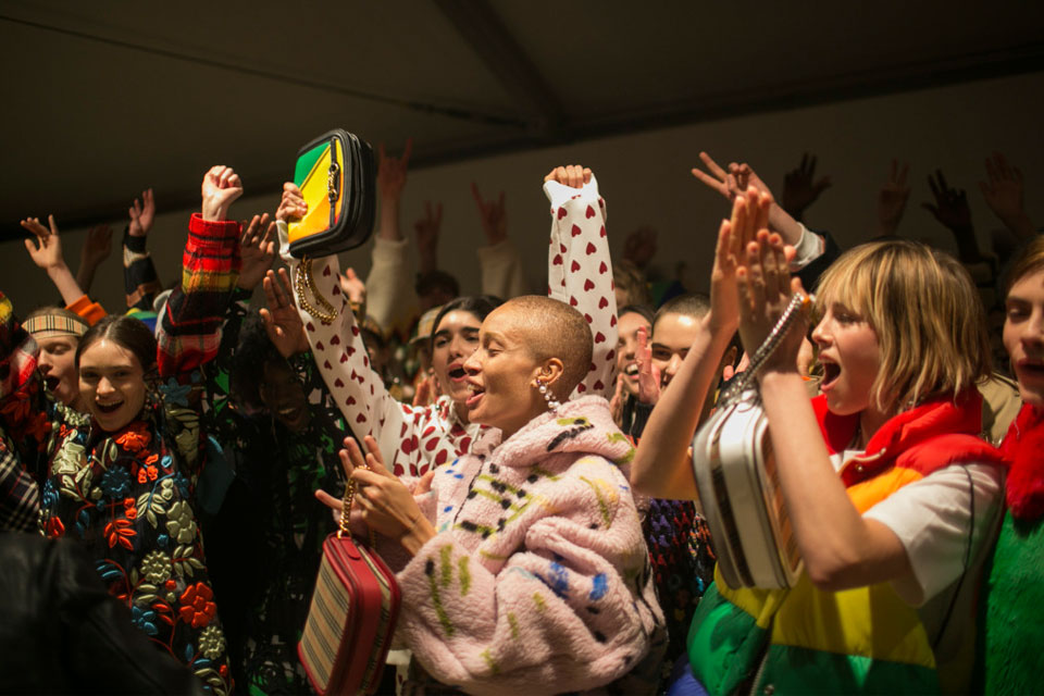 η-τελευταία-υπόκλιση-του-christopher-bailey-για-τον-οί-2234228