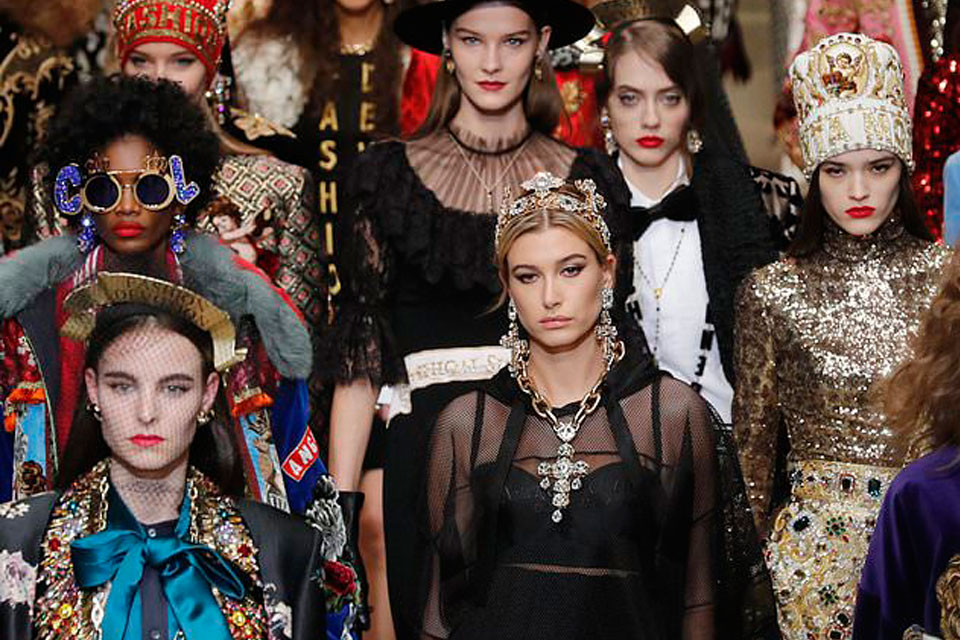 οι-dolce-gabbana-κατέβασαν-τα-drones-στην-πασαρέλα-2235874