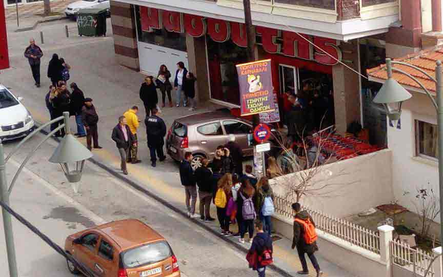 αυτοκίνητο-εισέβαλε-μέσα-σε-σούπερ-μά-2232586