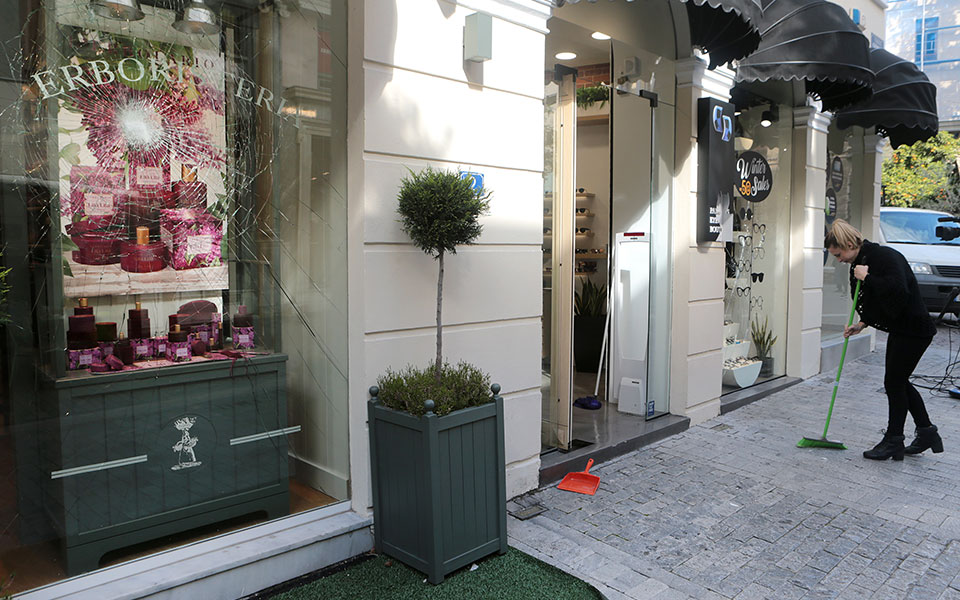 αντιεξουσιαστές-έσπασαν-βιτρίνες-κα-2236025