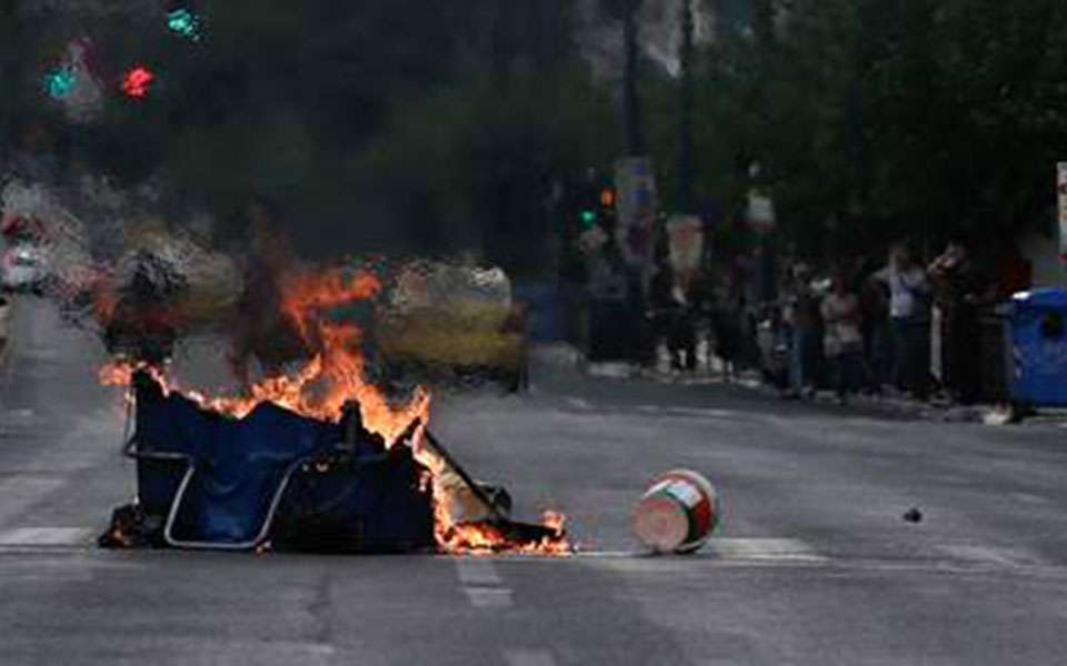 κουκουλοφόροι-πυρπόλησαν-κάδους-έξω-2236000